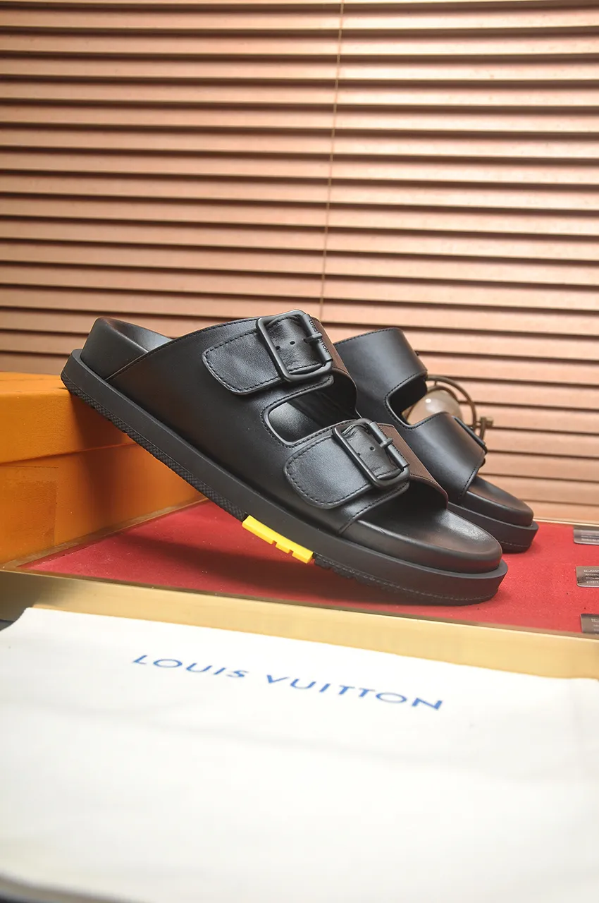 Men's shoes 💰400💶 [Louis Vuitton LV slippers] (high-end cowhide) counter 1:1 fashion style, a must-have for summer! The designer used LV’s iconic outsole. The original simple slippers instantly become fashionable! The upper is made of flexible special cowhide leather straps alternately, and the workmanship is exquisite! A must-have for stylish men in summer, size 38-45 (45 customized)